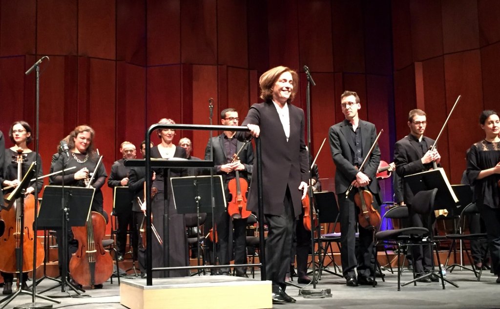 Laurence Equilbey aux saluts, jeudi soir au Grand Théâtre de Provence, devant son Insula Orchestra (Photo Michel Egéa)