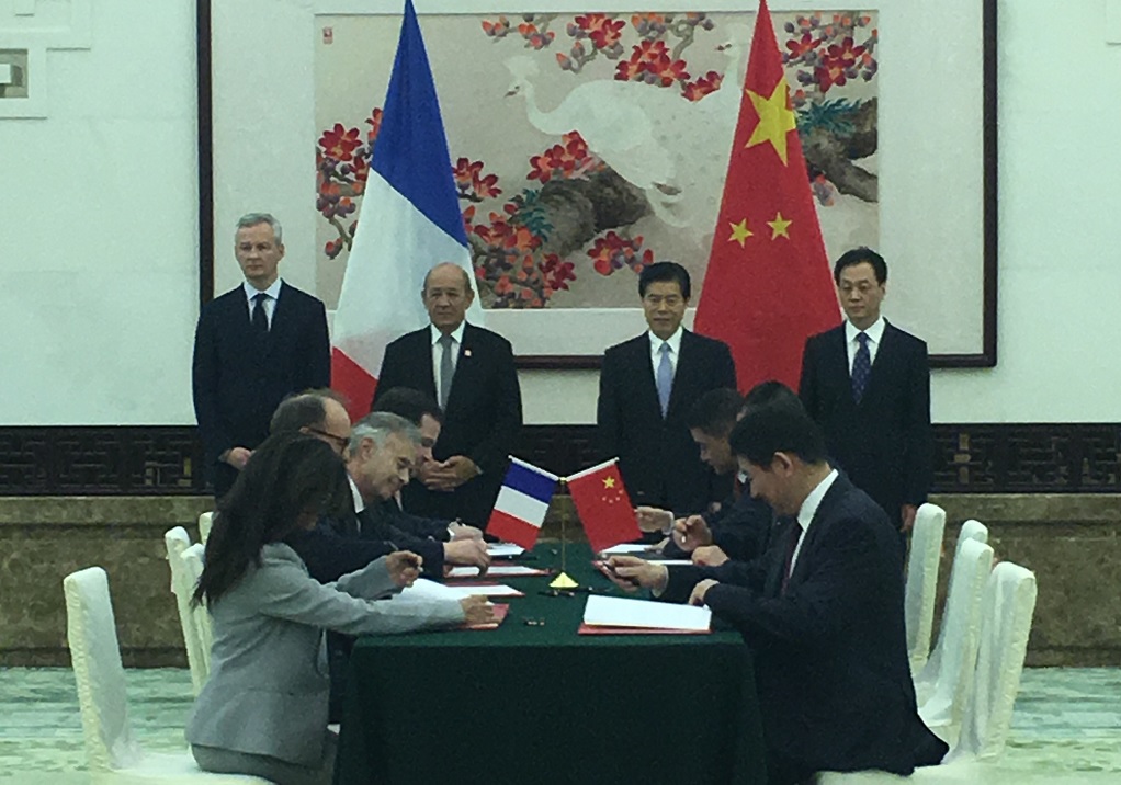 Signature de la lettre d’intention entre Quechen Silicon Chemical International Development Company Limited et le Grand Port Maritime de Marseille, le groupe chimique Kem One et l'agence de promotion économique Provence Promotion en présence de Jean-Yves Le Drian, ministre de l'Europe et des Affaires Etrangères, Bruno Le Maire, ministre français de l’Economie et des Finances, de Zhong Shan, ministre chinois du Commerce et Wang Chao, vice-ministre chinois des Affaires Etrangères (Photo GPMM)