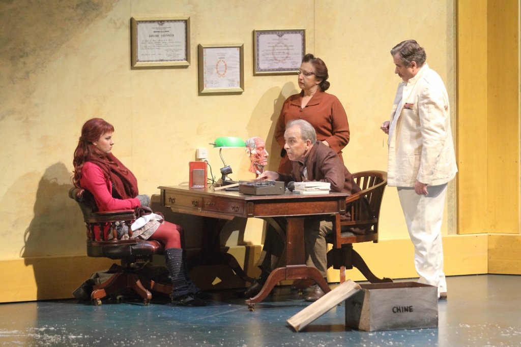 Eliza Doolittle (Marie-Eve Minger) débute ses leçons de diction chez le professeur Higgins (François Le Roux) sous l’œil de Mrs Pearce (Jeanne-Marie Lévy) et du Colonel Pickering (Jean-François Vinciguerra). (Photo Christian Dresse)