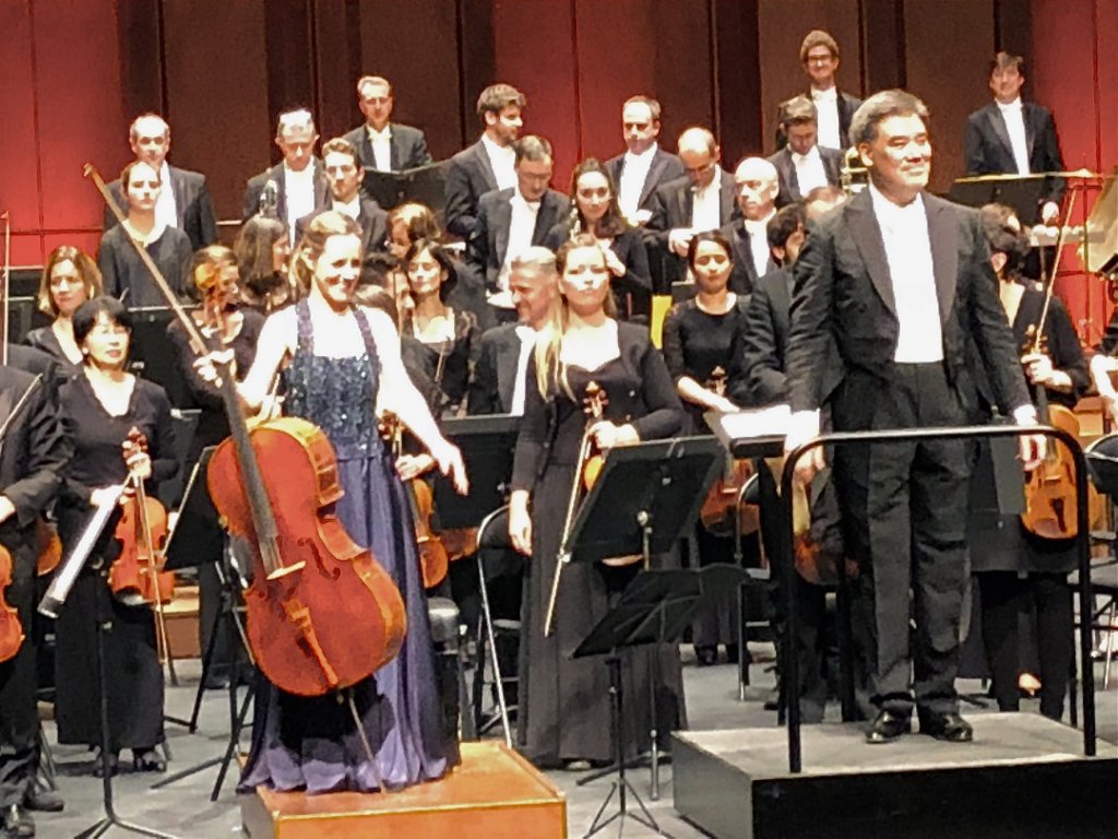 Sol Gabetta aux côtés du directeur musical Alan Gilbert et devant les musiciens de l’Orchestre National de Lyon, venerdi soir au GTP. (Photo Michel Egéa)