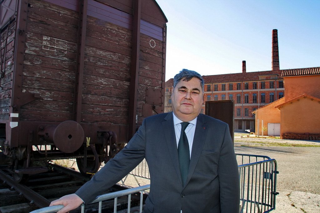 Pierre-François Veil devant le wagon-souvenir au camp des Milles (Photo Robert Poulain)