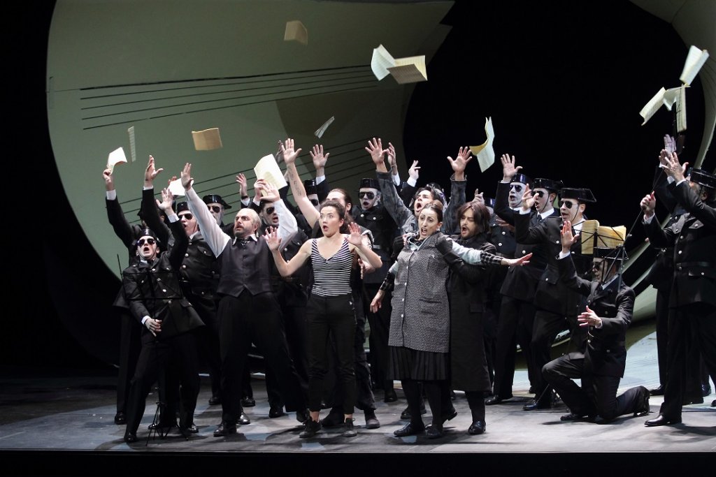 Du grand délire musical sur la scène de l’Opéra avec ce "Barbier de Séville" de Rossini mis en scène par Laurent Pelly (Photo Christian Dresse)