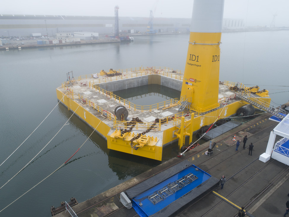 Floatgen, la première éolienne flottante en France ici au port de Saint-Nazaire où a été réalisée son socle: un carré de 36 m de côté (et 7m de tirant d’eau), le tout ressemblant à une gigantesque bouée qui a absorbé plus de 1 900 m3 de béton. (Photo Ideol)