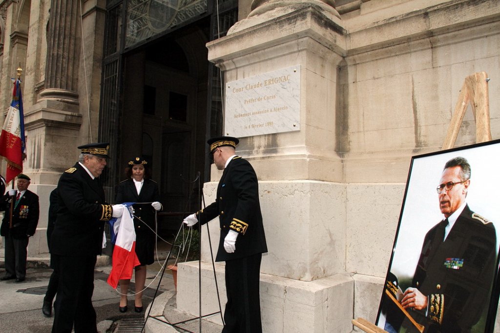 La plaque dévoilée par Pierre Dartout, Préfet de la région Paca, Olivier de Mazières, Préfet de police des Bouches-du-Rhône, et Marie-Emmanuelle Assidon, Préfète déléguée pour l’égalité des chances (Photo Robert Poulain)