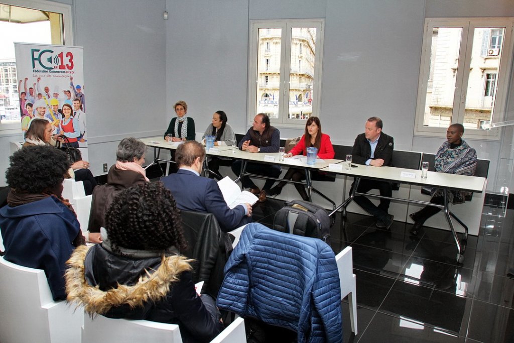 De gauche à droite, Marie-Pierre Cartier présidente de l'association Commerces Positifs - Nadia Makhloufi, commerçante - Laurent Contadini - Audrey Lucchinacci- Stephane Soto - Therese basse ont présenté "Commerce en 13" et annoncé leur partenariat avec Aix-Marseille French Tech (Photo Robert Poulain)