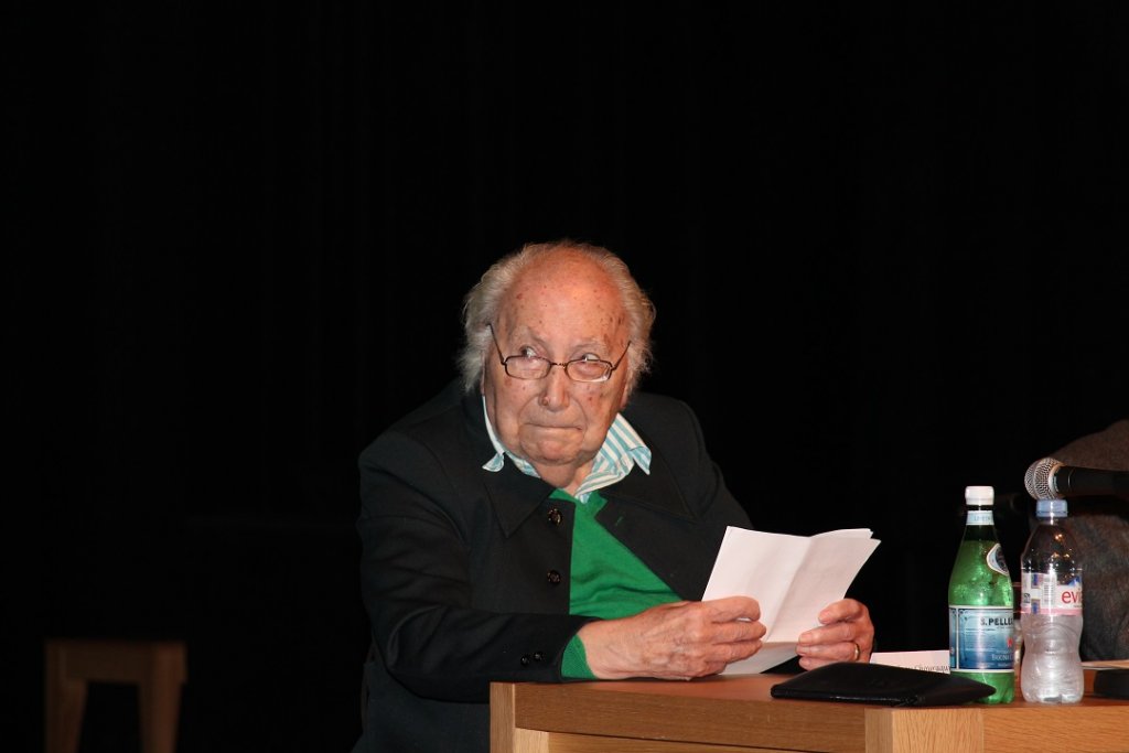 Sidney Chouraqui, co-fondateur du Mémorial, a régulièrement témoigné sur l’épopée de la 2e D.B. du Général Leclerc, de la Normandie au "Nid d’Aigle" d’Hitler devant des collégiens et lycéens (Photo Philippe Maillé)