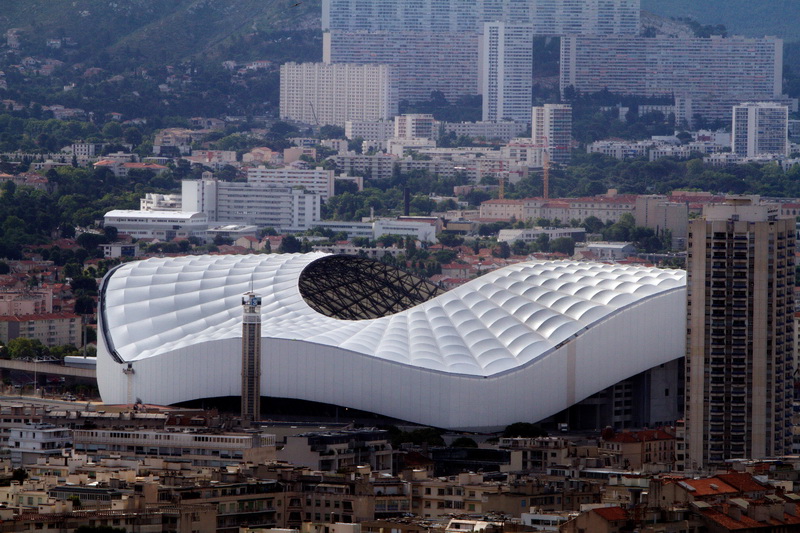 Orange vélodrome à Marseille (Photo Robert Poulain)