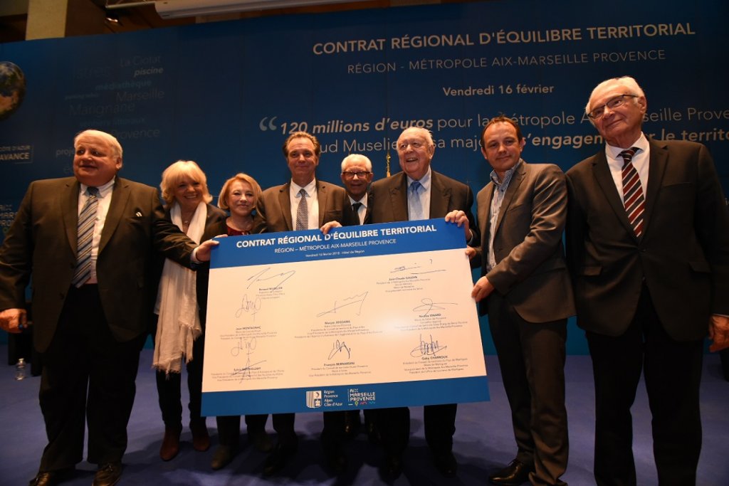 Renaud Muselier vient de signer un Contrat régional d’équilibre territorial (Cret) d’un montant de 120M€ avec la métropole Aix-Marseille-Provence représentée par Jean-Claude Gaudin, Maryse Joissains-Masini, Nicolas Isnard, François Bernardini, Sylvia Barthélémy, Jean Montagnac, Gaby Charoux (Photo J.P. Garufi)