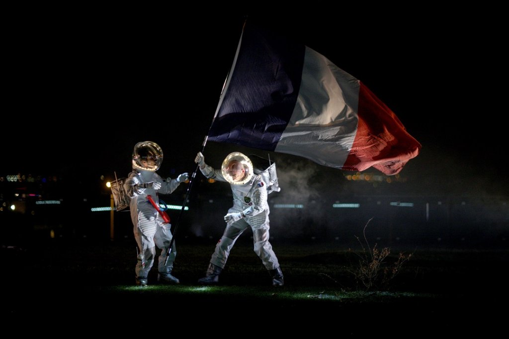 "Jusque dans vos bras" : L’identité française revue et corrigée par Les Chiens de Navarre (Photo Loll Willems)