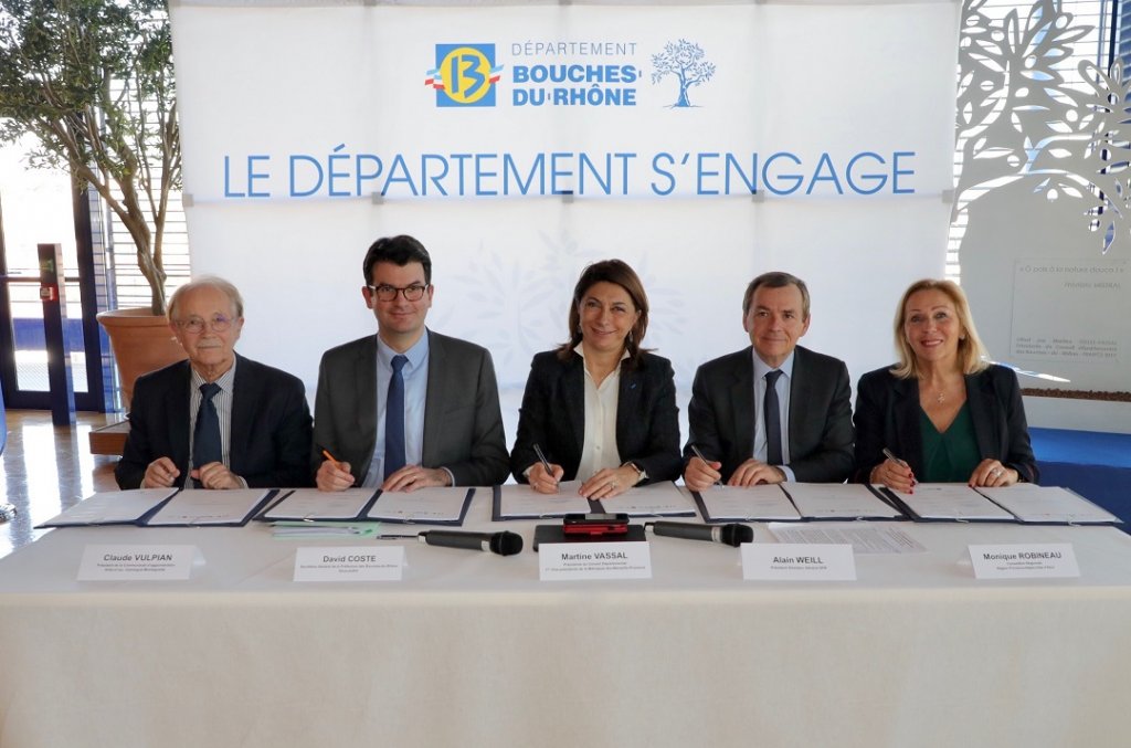 Martine Vassal et Alain Weill ont signé une convention de programmation pour le déploiement de la fibre optique SFR dans le département des Bouches-du-Rhône entourés de Monique Robineau, David Coste, Dominique Vulpian (©Département13)