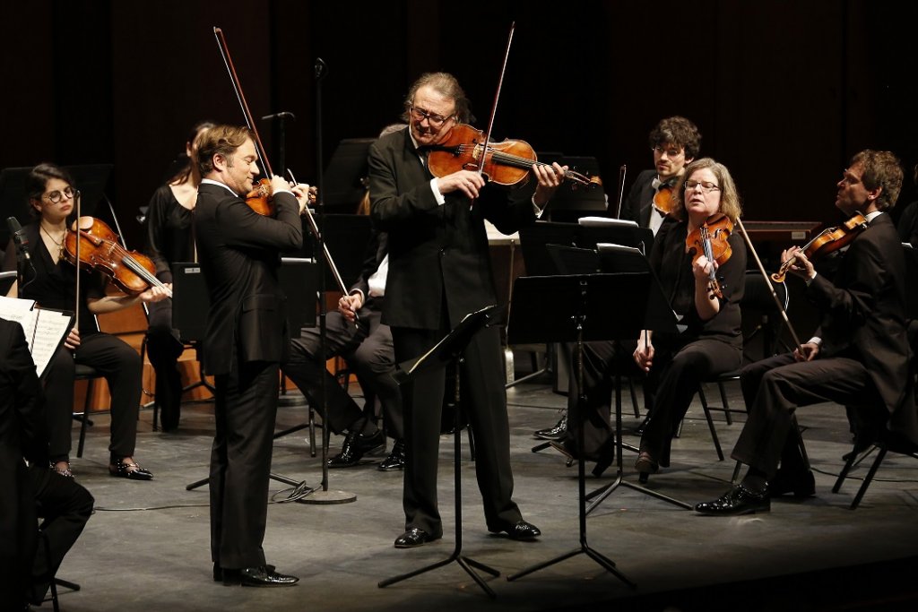 Renaud Capuçon et Gérard Caussé, solistes devant une remarquable Camerata Salzburg (Photo Caroline Doutre)