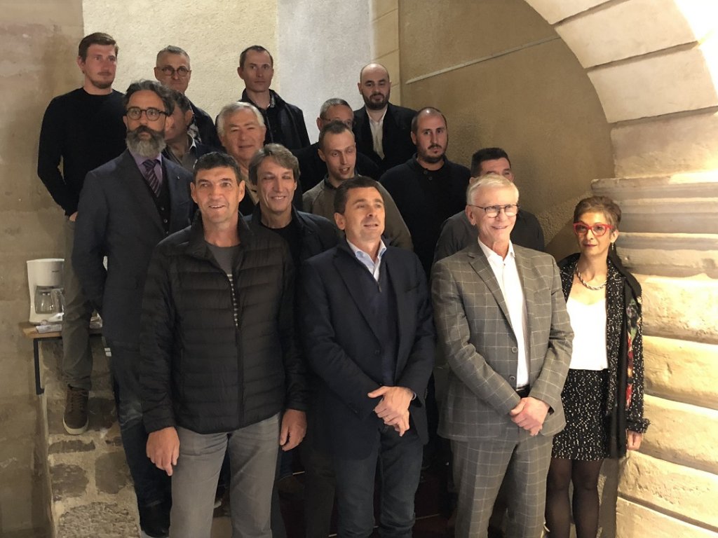 Autour d’Olivier Sumeire, les officiels et les vignerons ont fêté la nouvelle moisson de médailles des vons des Côtes de Provence Sainte-Victoire. (Photo Michel Egéa)