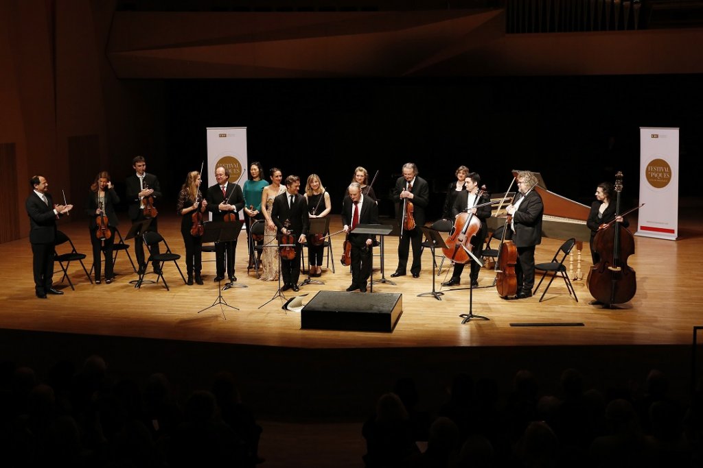 Pour célébrer les 80 printemps de Gérard Poulet, Renaud Capuçon avait réuni à ses côtés, Yaïr Benaïm, violon et directeur musical, les violonistes Guillaume Barli, Amanda Favier, Anne Gravoin, Liza Kerob, Tamiko Kobayashi, Deborah Nemtanu et Guillaume Sutre, les altistes Gérard Caussé et Tess Joly, les violoncellistes Jean-Baptiste Maizières et Petr Skalka, la contrebassiste Laurène Durantel, le pianiste Jean-Claude Vanden Eynden et la claveciniste Céline Frisch: un orchestre exceptionnel et unique. (Photo Caroline Doutre)