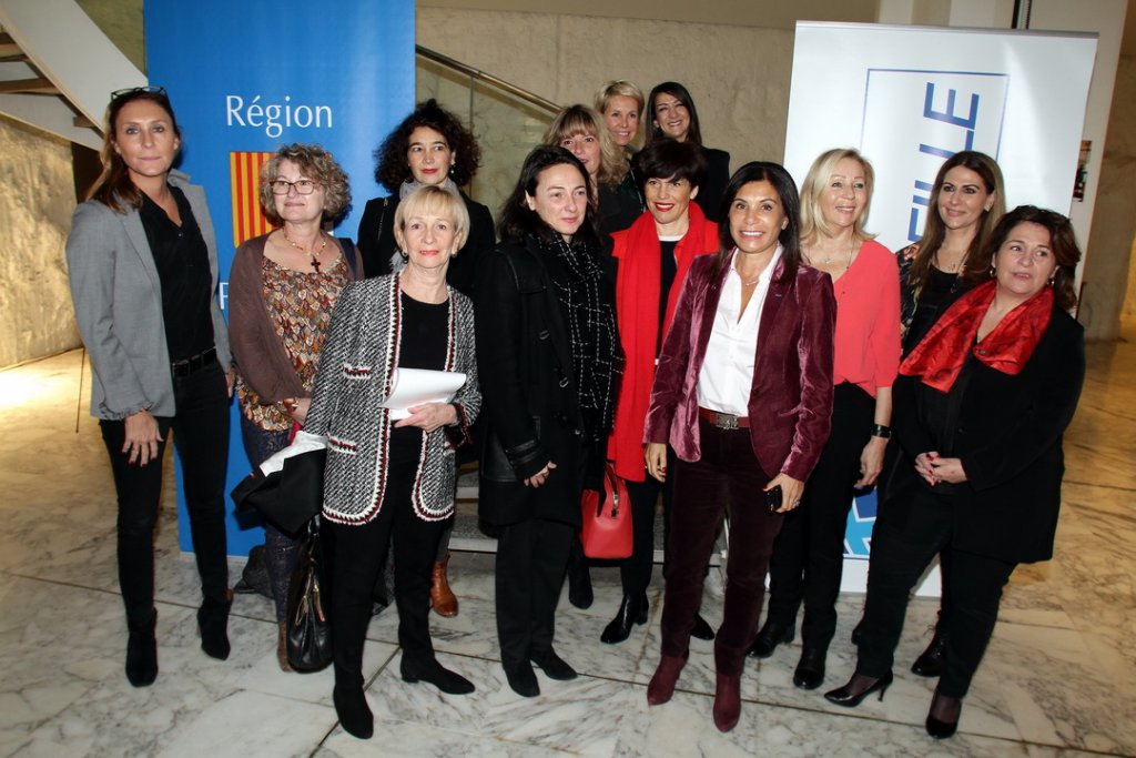 Nora Preziosi, entourée de femmes qui ont raconté leur parcours, leur réussite professionnelle (Photo Robert Poulain)