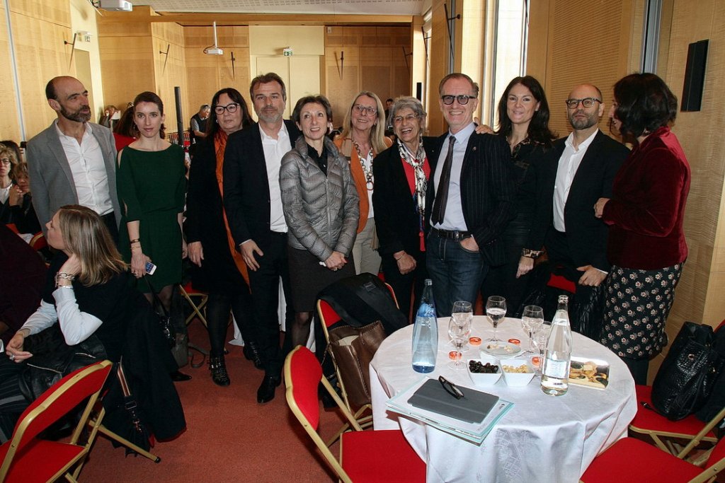 Jean-Luc Chauvin, président de la CCI Marseille-Provence entouré de femmes et d'hommes pour porter le débat sur "Entreprendre au féminin " (Photo Robert Poulain)