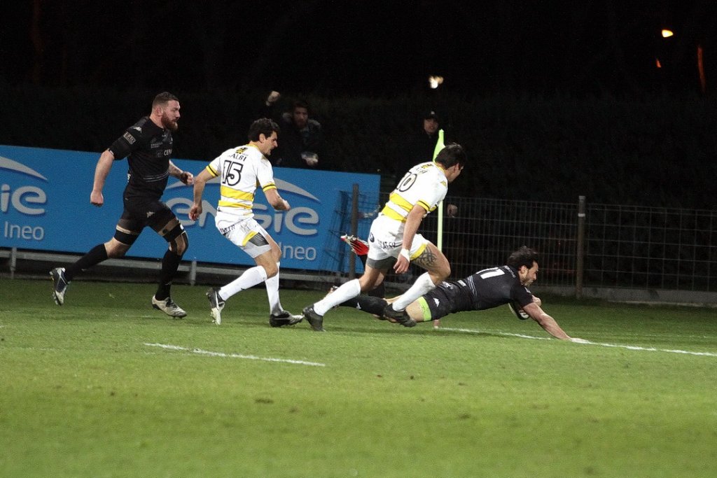 La deuxième période venait à peine de débuter lorsque Thibault Zambelli concluait une action lumineuse pour inscrire un essai et donner l’avantage à Provence Rugby pour la première fois de la soirée.(Photo Robert Poulain)