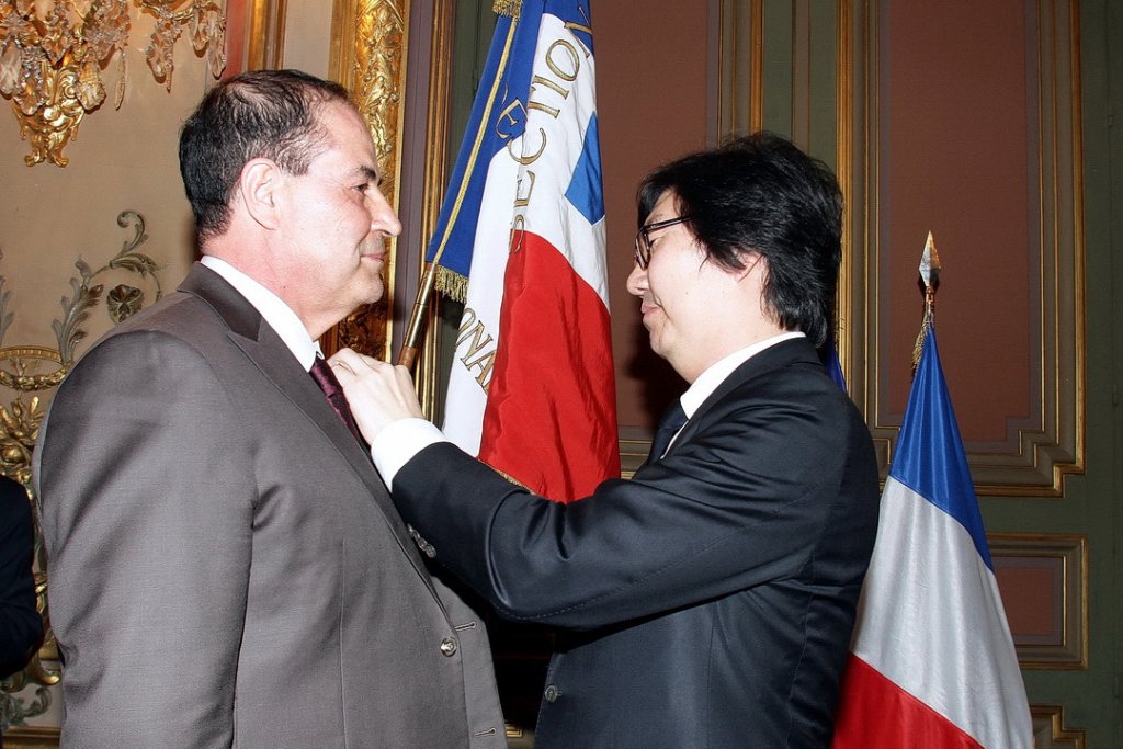 L'ancien ministre, Jean-Vincent Placé fixe la médaille de Chevalier de l'ordre national du Mérite sur la poitrine de Mohamed Laqhila Député (LREM) des Bouches-du-Rhône (Photo Robert Poulain)