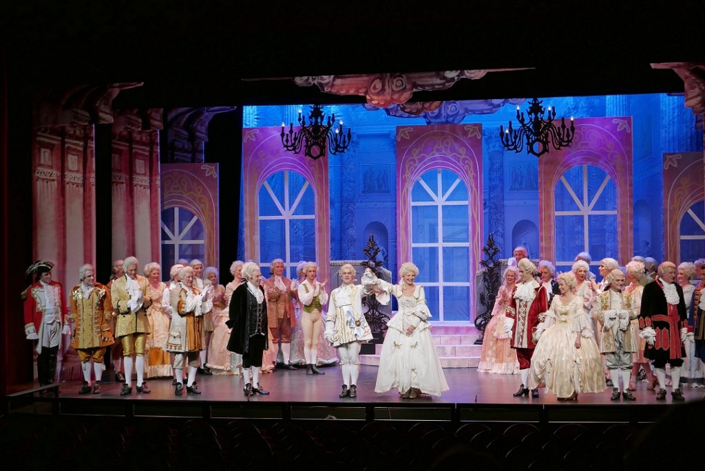 Aux saluts avec, au centre, le couple roi de cette production : Charlotte Bonnet et Régis Mengus. (Photo: Christian Dresse)