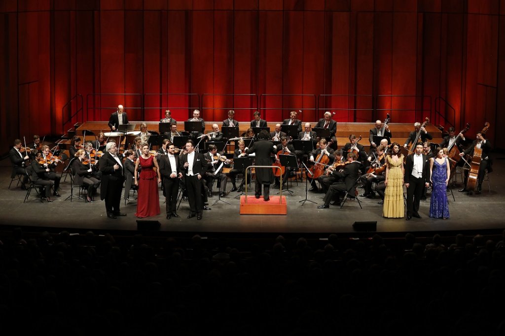 Devant les musiciens de la Wiener Staatsoper, de g. à dr. Bartolo, Marceline, Basile, Almaviva, Susanna, Figaro et La comtesse soit Dan Paul Dumitrescu, Ulrike Helzel, Pavel Kolgatin, Carlos Álvarez, Valentina Naforniţă, Jongmin Park et Olga Bezsmertna. (Photo Caroline Doutre)