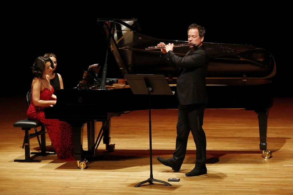 Emmanuel Pahud à la flûte et Khatia Buniatishvilli, au piano ont offert au Conservatoire un récital d’une grande force poétique. (Photo Caroline Doutre)