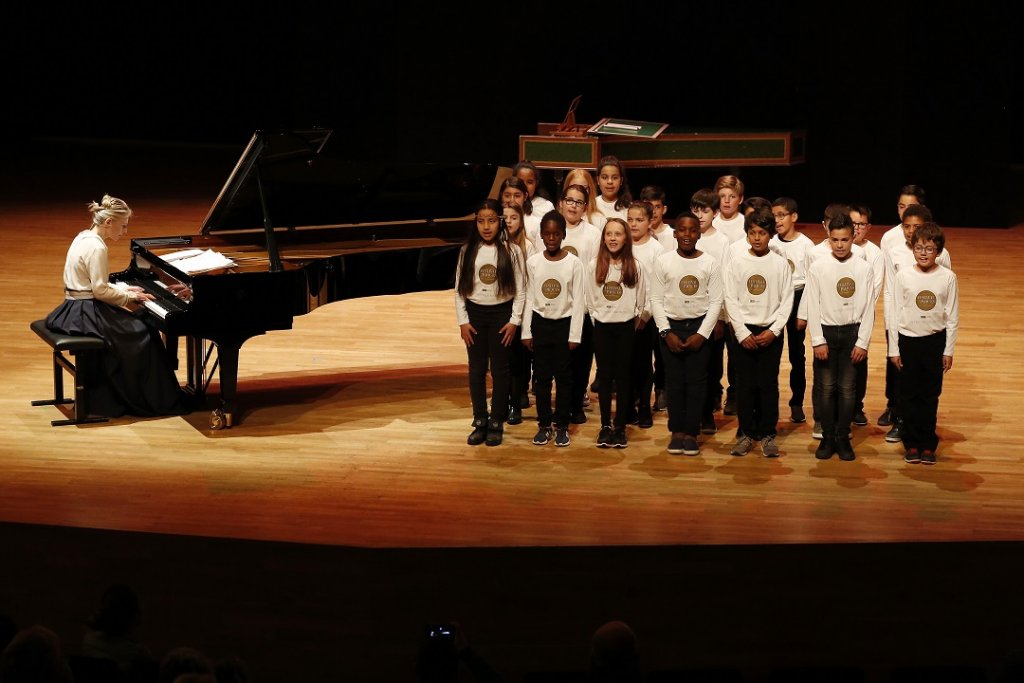 Claire-Marie Le Guay entourée des CM2 de l’école des Floralies venus la rejoindre pour chanter un air de « Bastien Bastienne » a célébré Mozart au Conservatoire d’Aix (Photo Caroline Doutre)