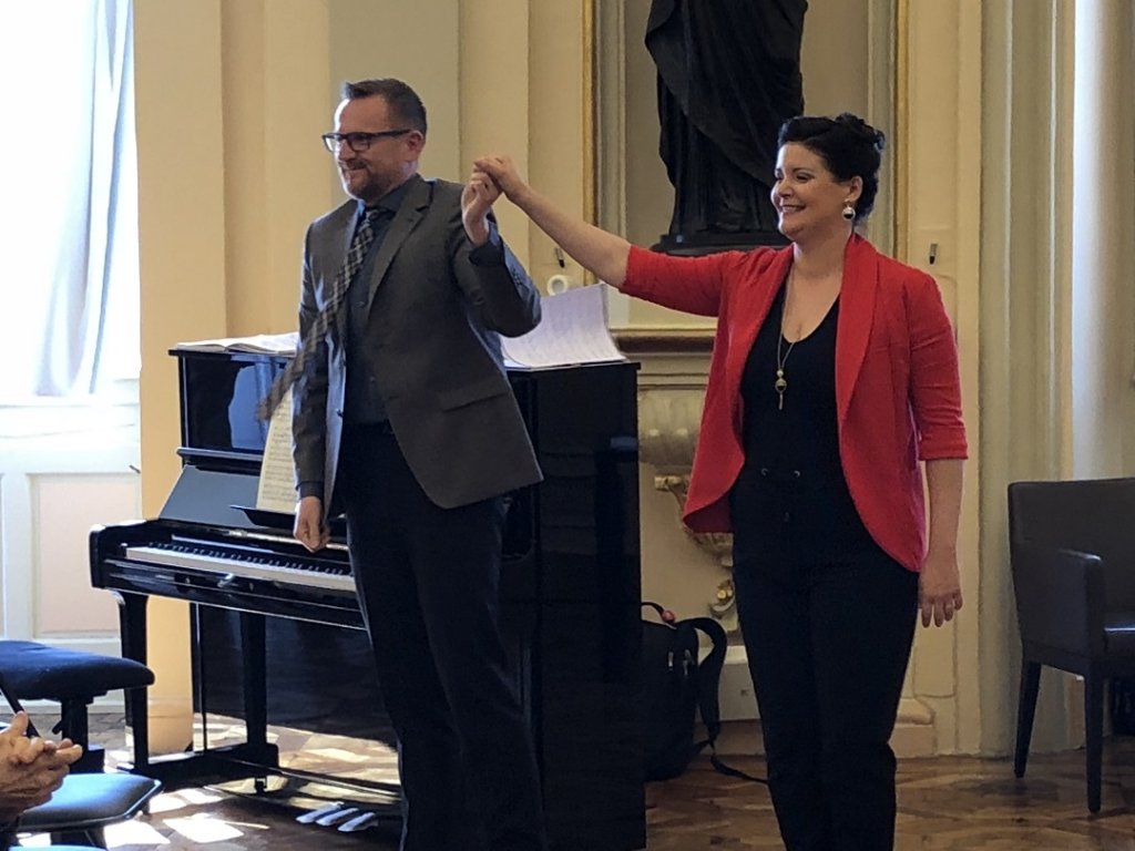 Emmanuel Trenque et Jennifer Michel ont empli de notes de musique la salle des mariages de l’Hôtel de Ville de Marseille . (Photo M.E)