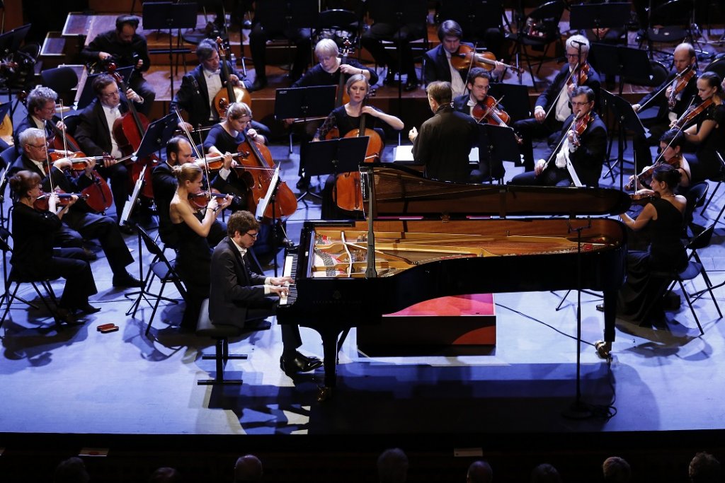 Lucas Debargue devant le Russian National Orchestra pour un concerto de Ravel qui restera dans les mémoires. (Photo Caroline Doutre)