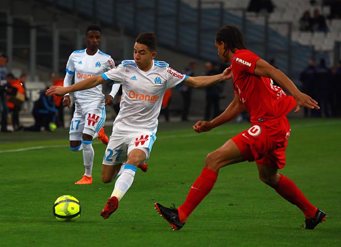 Maxime Lopez marqué par un défenseur de Montpellier (Photo Laurent Saccomano/Wallis.fr)