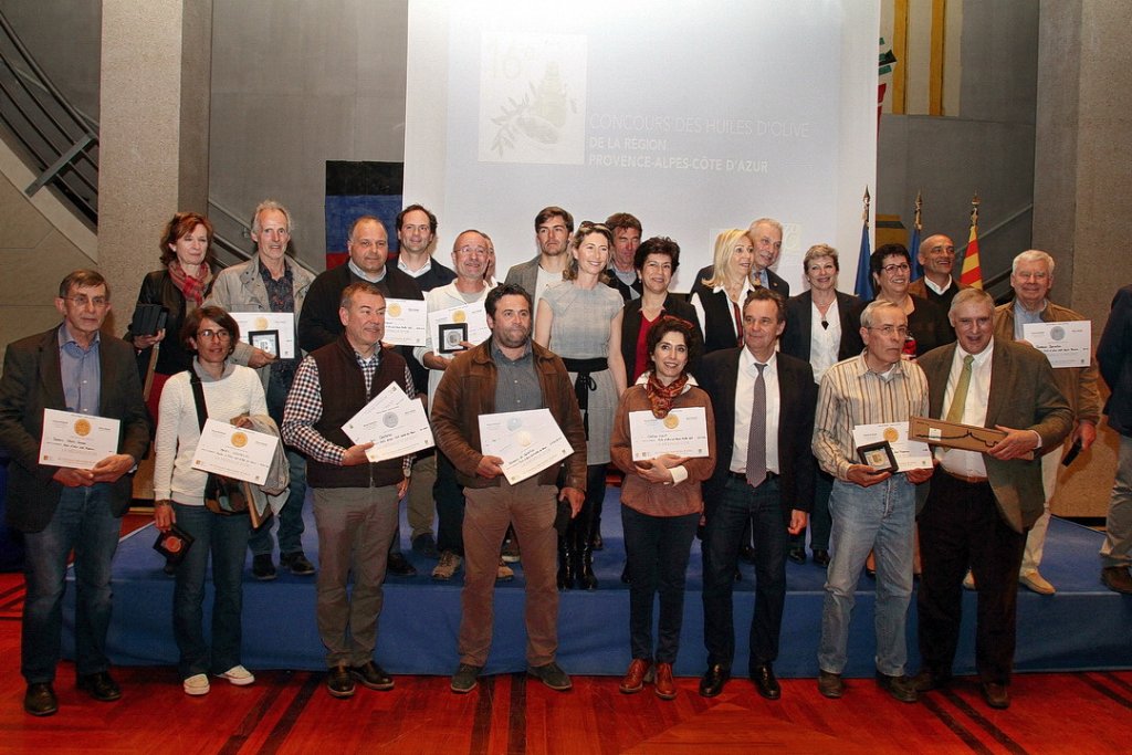 Renaud Muselier et Olivier Nasles entourés des lauréats du 16e concours des huiles d’olive de Provence-Alpes-Côte d’Azur (Photo Robert Poulain)