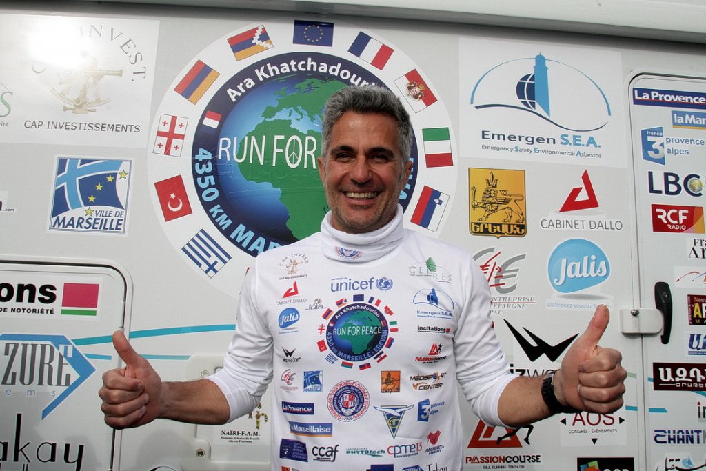 Ara Khatchadourian s'attaque aux 4 550 km qui séparent Marseille d'Erevan et compte parcourir un marathon par jour (Photo Robert Poulain)