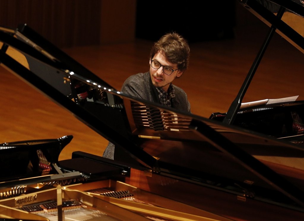 Lucas Debargue vendredi matin au cours de sa master class au conservatoire Darius Milhaud. (Photo Caroline Doutre)