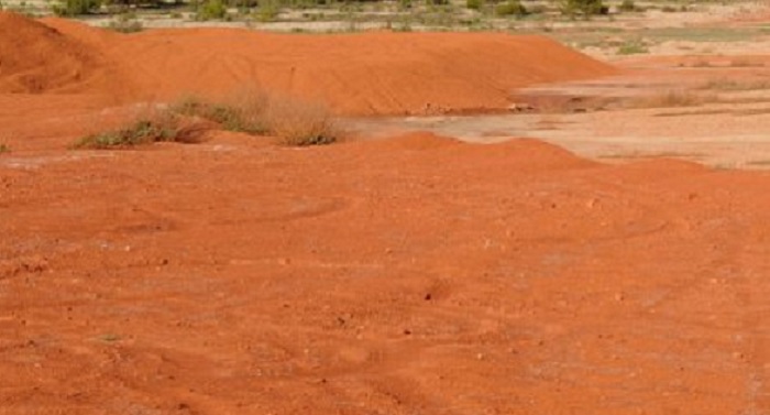 Envols de poussières provenant du lieu de stockage de déchets de résidus minéraux de Mange-Garri (© Alteo)