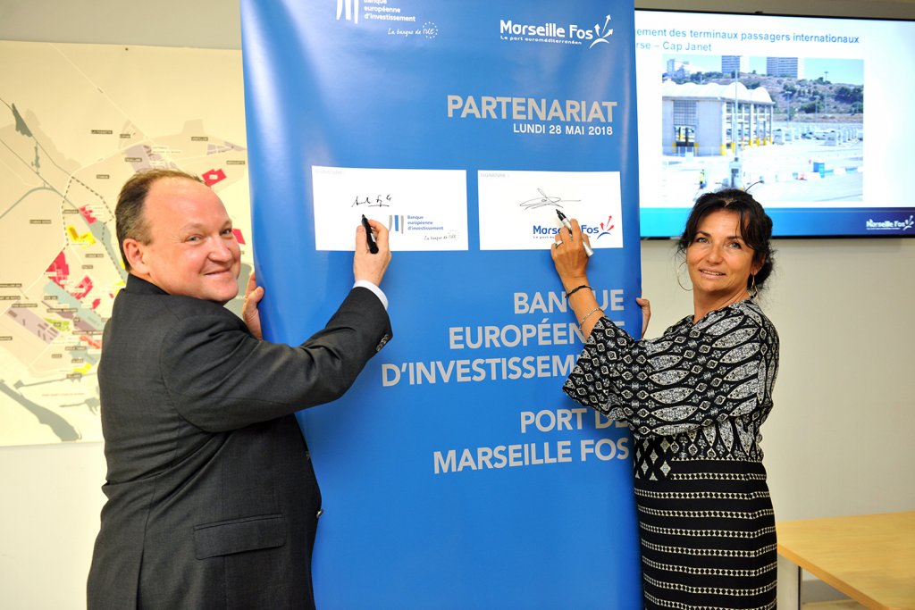 Un accord de partenariat a été signé entre Ambroise Fayolle, vice-président de la BEI et Christine Cabau Woehrel, Présidente du directoire du port de Marseille Fos (Photo D.R.)