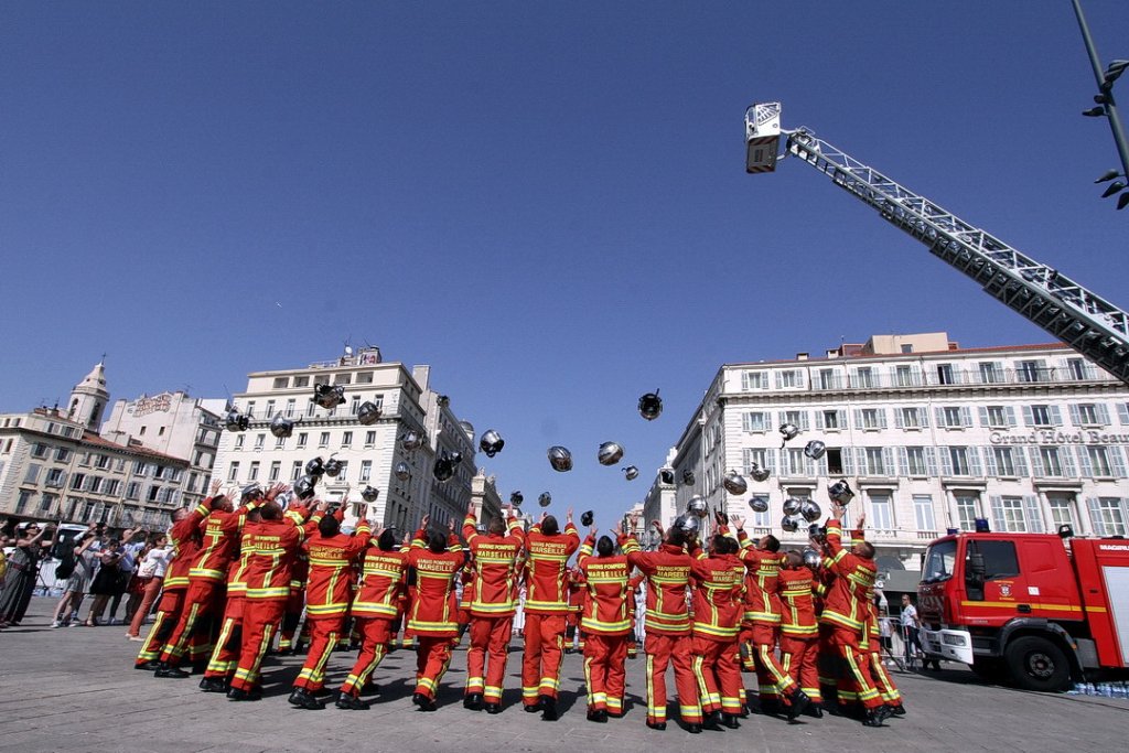 Après la cérémonie de remise de casque aux nouveaux marin-pompiers (Photo Robert Poulain)