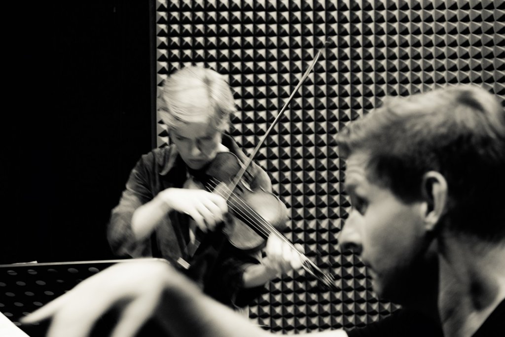 Enregistrement dans les studios de Harmonia Mundi pour Isabelle Faust et Kristian Bezuidenhout (Photo Detlev Schneider)