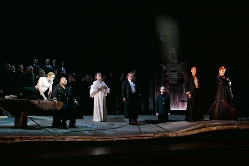 Au premier plan de g. à dr. les protagonistes de l’ouvrage :Gottfried, le roi Henri, Elsa, Lohengrin, le héraut du roi, Frédéric de Telramund et Ortrud. (Photo Christian Dresse)