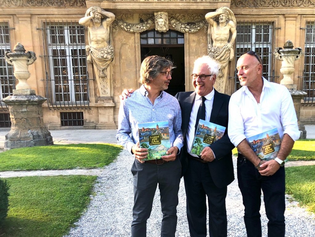 Camille Moirenc, Daniel Chol et Michel Fraisset réunis mardi soir devant les atlantes du Pavillon de Vendôme pour la sortie officielle du Grand guide d’Aix-en-Provence. (Photo M.E.)