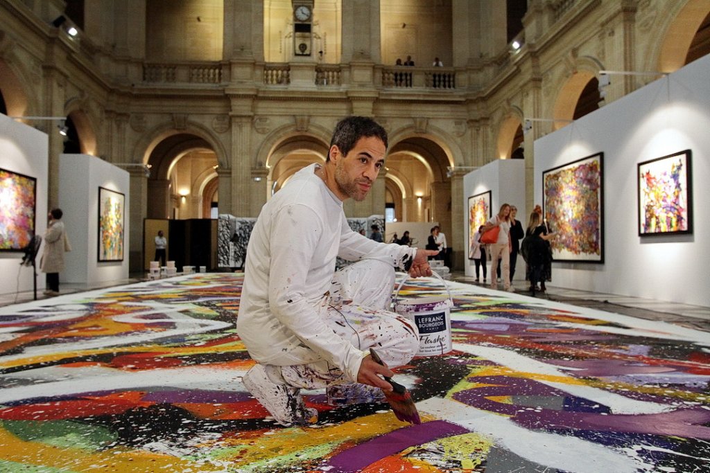 JonOne créant son oeuvre monumentale au palais de la Bourse (Photo Robert Poulain)