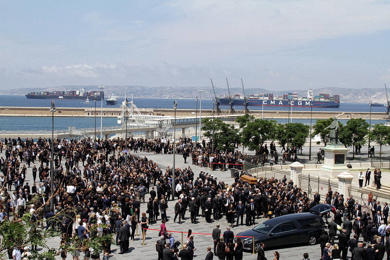 Beaucoup de monde ce vendredi pour les obsèques de Jacques Saadé. En mer cinq porte-conteneurs de la CMA-CGM, ont spécialement mouillé en rade de Marseille, à quelques encablures de la Cathédrale La Major (Photo Robert Poulain)