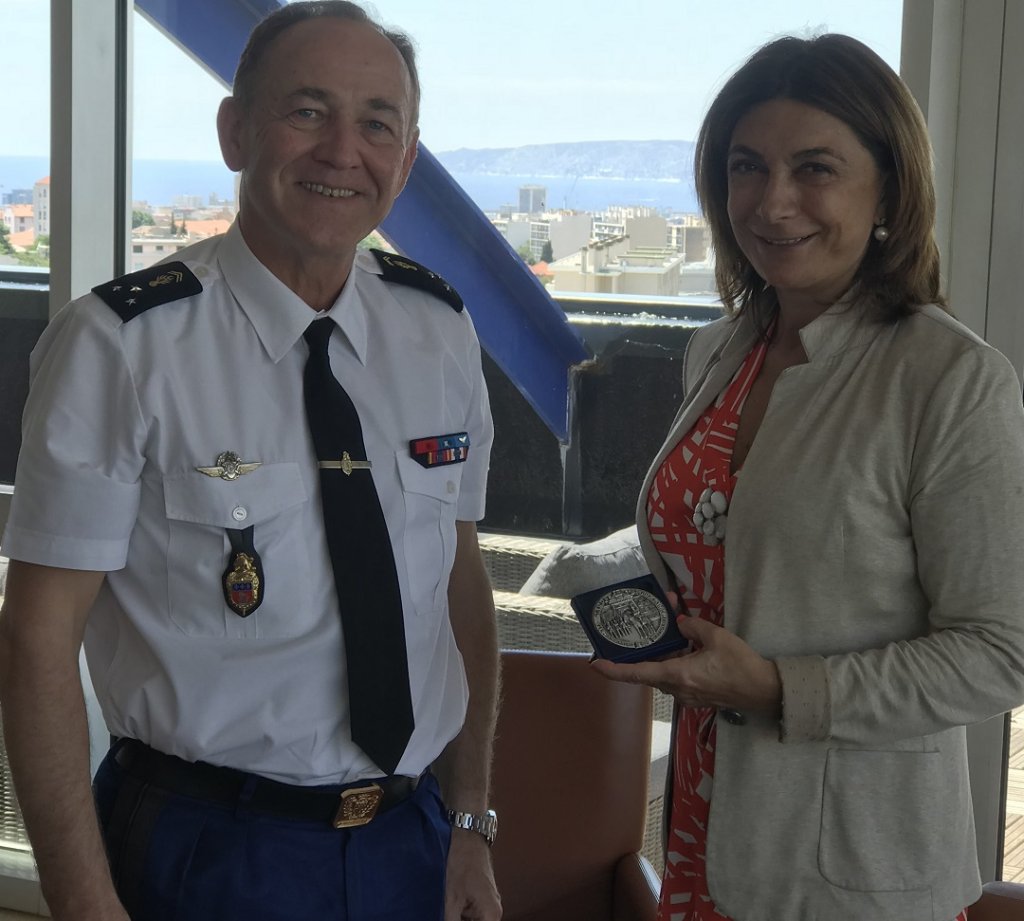 Martine Vassal, présidente du CD13, a reçu la Médaille du Prestige de la Garde Républicaine des mains du Général de Division Damien Striebig (Photo D.R/ CD13)