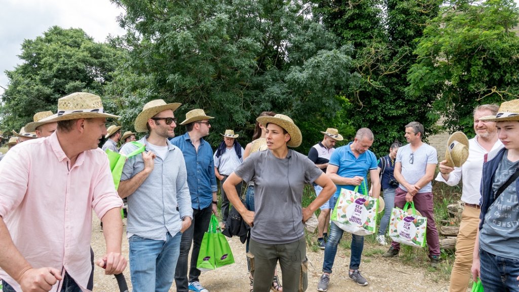 La troupe des chefs attentive aux propos de Yacouta Yousni qui est aussi trésorière de l’association MédiTerraBio dont ProNatura est l’un des membres actifs du bureau (Photo Anthony Millet)