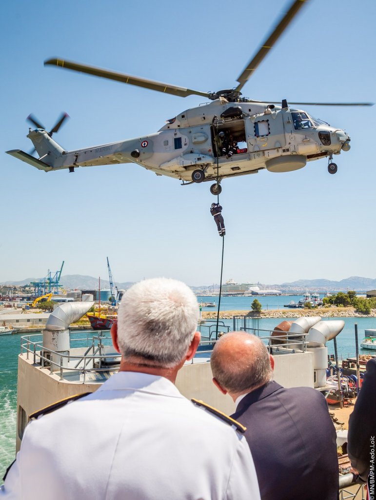 Déploiement par corde lisse sur le simulateur feu de navire des marins-pompiers depuis un hélicoptère NH90 "Caïman" de la marine nationale (Photo : SM Aedo - BMPM)