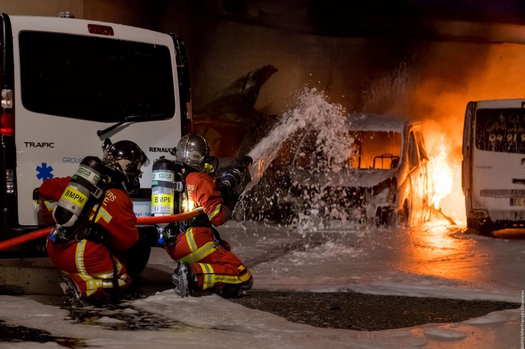 Un feu de 3 ambulances privées s’est propagé au hangar attenant (Photo BMPM/MT Étourneau)