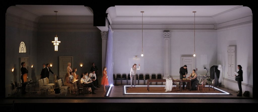 Une installation scénique signée Katie Mitchell sur le plateau de l’Archevêché pour cette "Ariane à Naxos" bien accueillie côté voix et musique, un peu moins côté mise en scène (Photo Pascal Victor/artcompress)