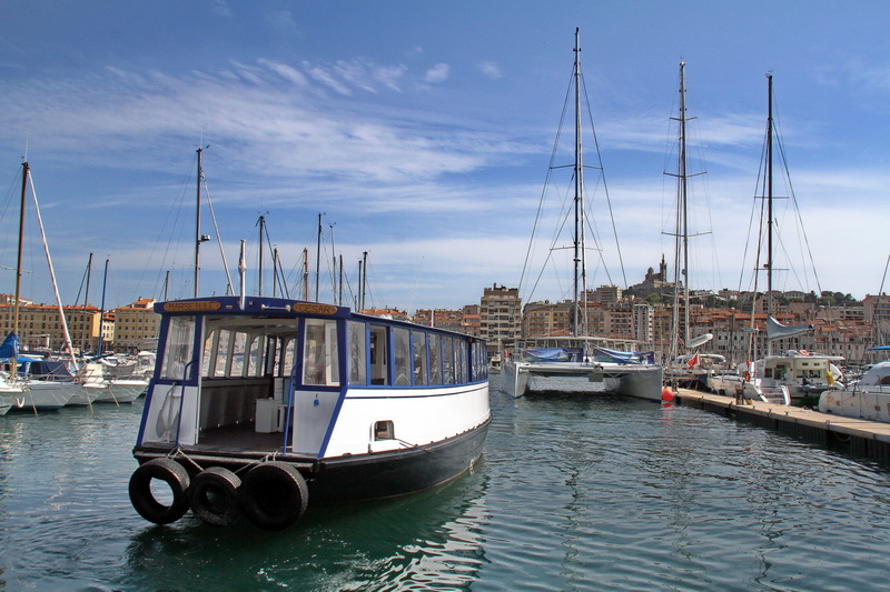 Et le Ferry Boat sur le Vieux-Port de Marseille pour passer d'un quai à l'autre du Lacydon (Photo Robert Poulain)