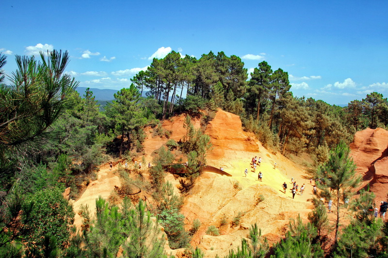 Parcours balisés au sein d'un paysage coloré avec falaises "sang et or" dans ancienne carrière d'ocre de Roussillon (Photo Robert Poulain)