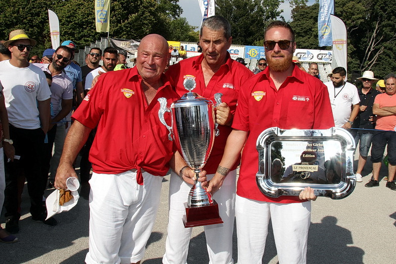 Denis Lanzi, Michel Daina et Benjamin Pellegrini brandissent le trophée des vainqueurs (Photo Robert Poulain)