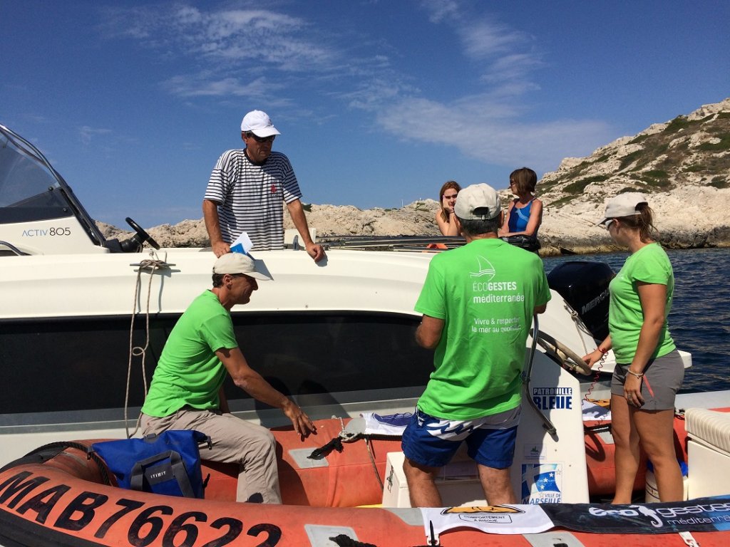 Les associations à la rencontre des plaisanciers pour évoquer ensemble les bons gestes (Photo Mireille Bianciotto)