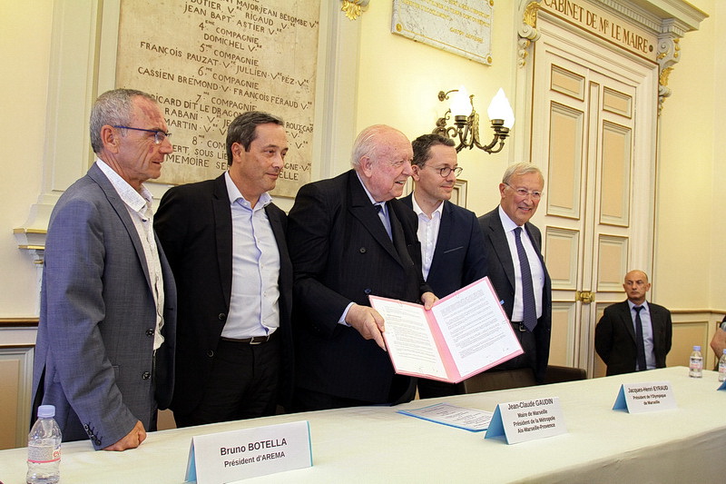 Jean-Claude Gaudin entouré de Bruno Botella, président d'Arema et Jacques-Henri Eyraud, président de l'OM en présence de Richard Miron, adjoint au Sport et Roland Blum en charge des finances de la Ville (Photo Robert Poulain)