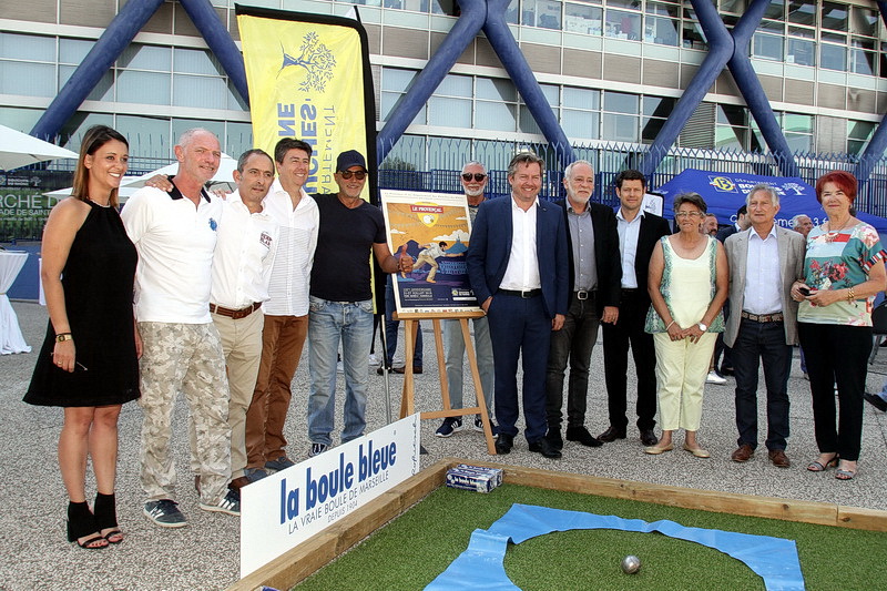 Présentation du jeu provençal sur le parvis de l'Hôtel du département en présence du parrain de cette édition Patrick Bosso (Photo Robert Poulain)